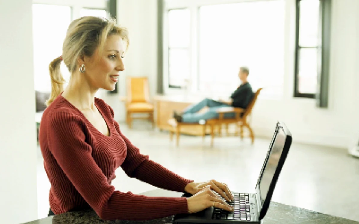 Persoanele care îşi caută un partener în mediul virtual tind să aprecieze bunul gust şi inteligenţa la cei sau cele de care se arată interesate FOTO Shutterstock