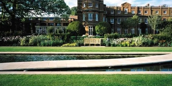 Hotelul Grove unde se tin conferintele Bilderberg si Zeitgeist foto grove.com.uk