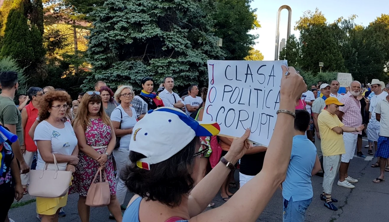 Politicienii corupţi au devenit „modele” pentru societate                foto: Călin Gavrilaş