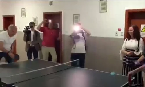 Premierul României l a provocat pe ministrul Finanțelor la un meci de ping pong  jpeg