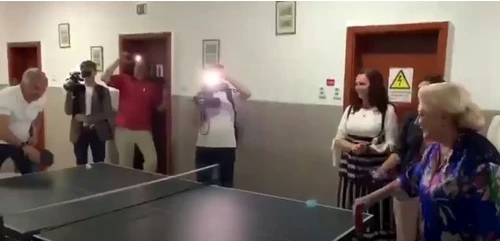 Premierul României l-a provocat pe ministrul Finanțelor la un meci de ping pong
