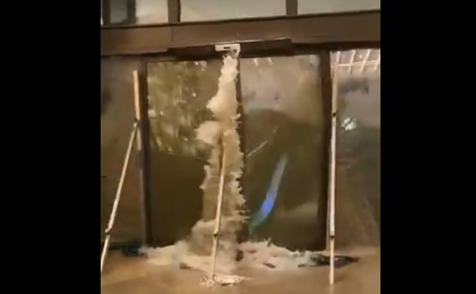 Momentul în care valurile taifunului Ragasa sparg pereții unui hotel de lux din Hong Kong