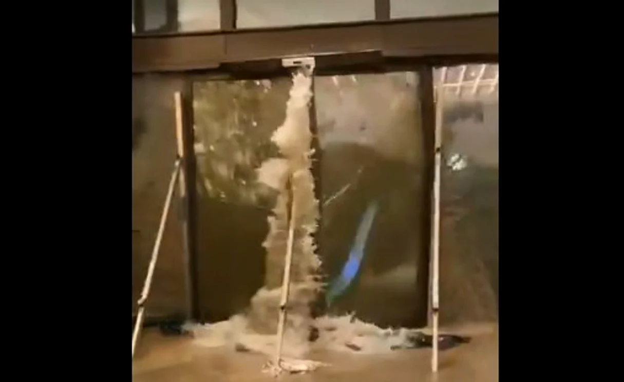 Valurile taifunului Ragasa au spart pereții unui hotel de lux din Hong Kong FOTO: Captură video