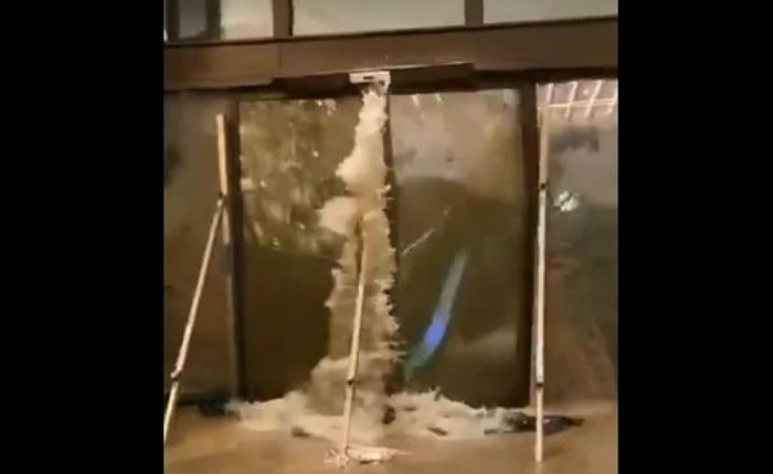 Valurile taifunului Ragasa au spart pereții unui hotel de lux din Hong Kong FOTO: Captură video