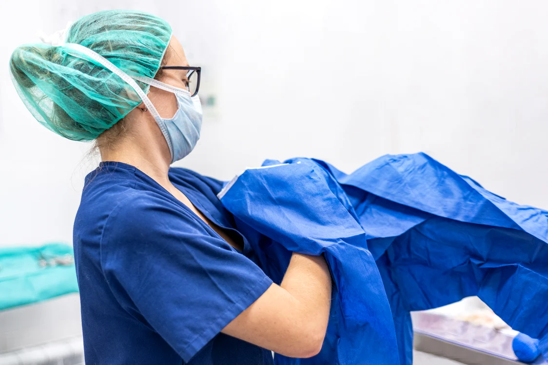 Angajaţii reclamă că sunt nevoiţi să se echipeze în zona în care umblă pacienţii infectaţi