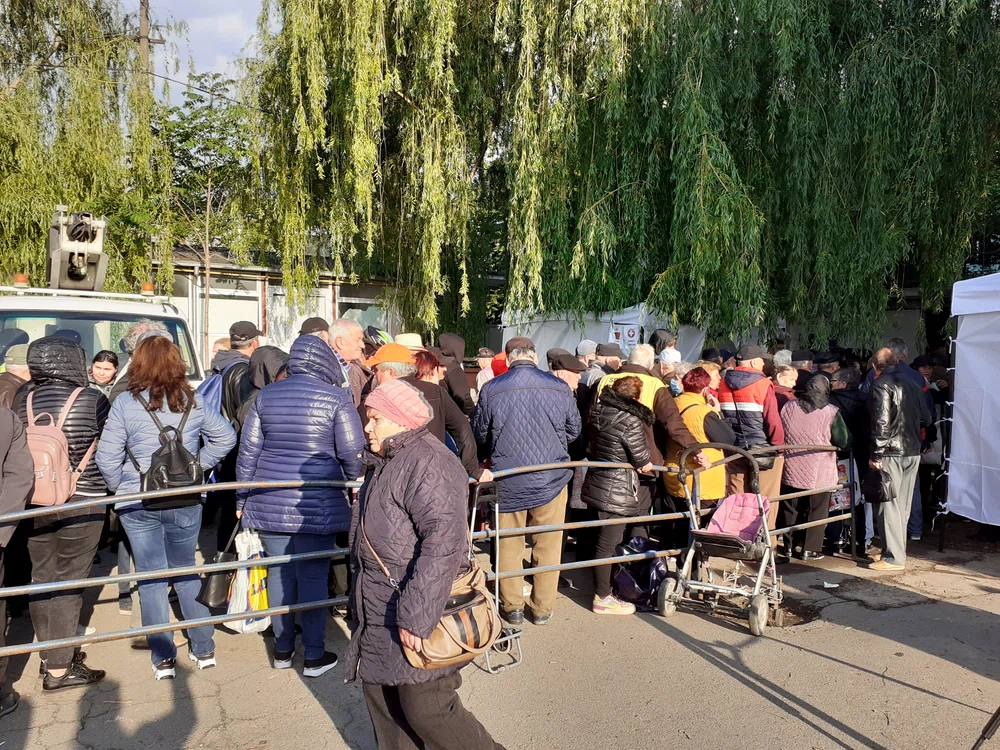 Cozi la centrul de distribuție a pachetelor UE FOTO: C. Mazilu