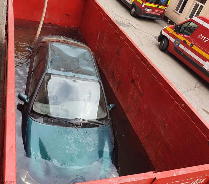 Cum se stinge incendiul izbucnit la o mașină electrică. Instalația specială de care au nevoie pompierii