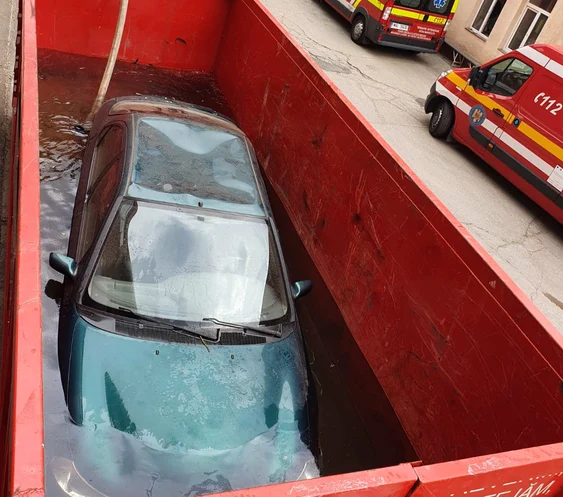 Mașina electrică incendiată trebui introdusă într-un container cu apă Foto: Stiri de Timisoara