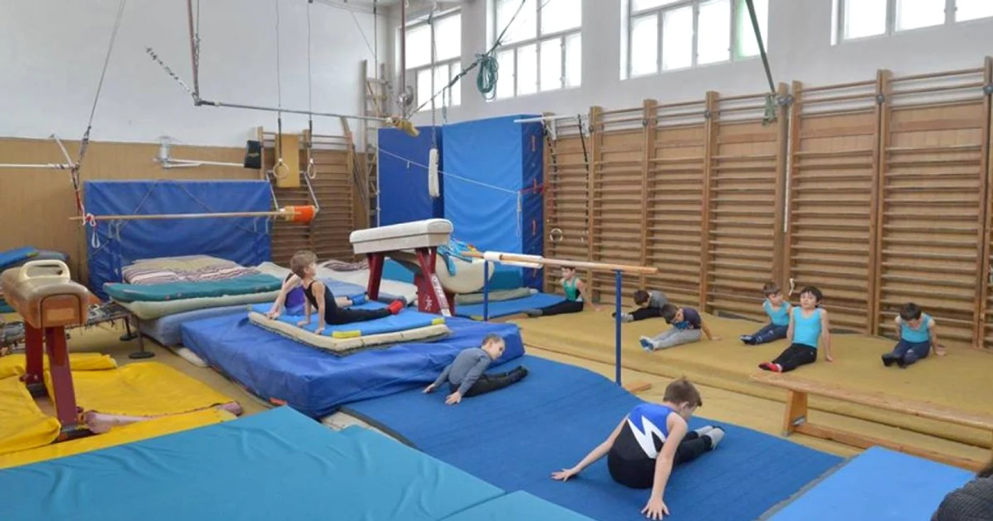 Micuţii gimnaşti au primit un prim cadou: 15 saltele nou-nouţe FOTO Andrei Paul