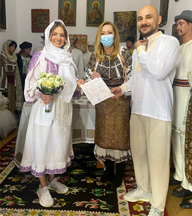 
    Cei doi au fost cununați de Elena Lasconi, la Câmpulung  