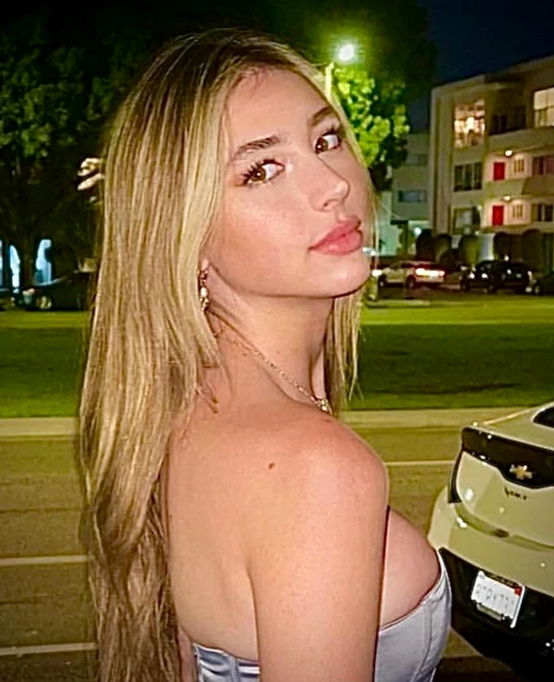 
    Scarlet a împlinit 19 la 25 mai și toată lumea a felicitat-o în frunte cu tatăl eifoto: Instagram  