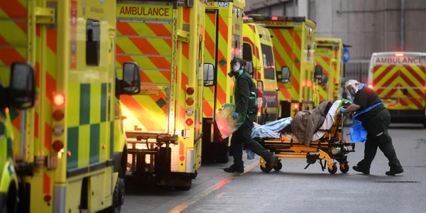 Ambulante la Spitalul Regal din Londra FOTO EPA-EFE