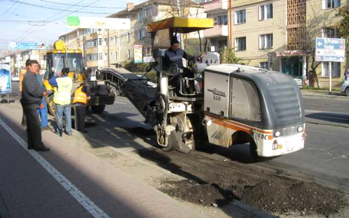 Muncitorii se ocupă doar de peticirea străzilor din oraş