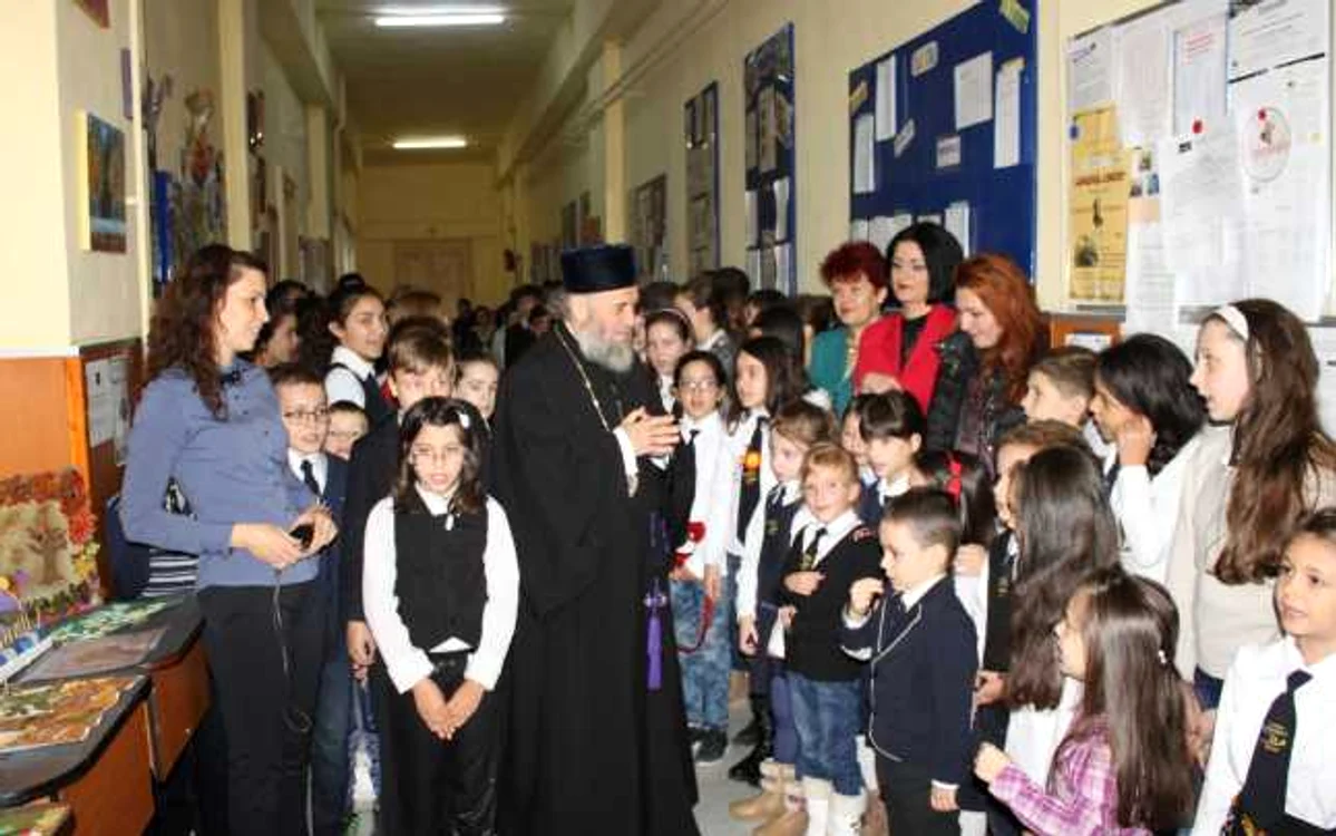 Imagine de la întâlnirea arhiepiscopului Casian Crăciun cu tinerii şcolari. Foto: ADJ Galaţi