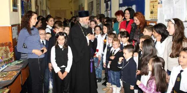 Imagine de la întâlnirea arhiepiscopului Casian Crăciun cu tinerii şcolari. Foto