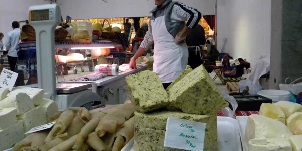 Brânza cu busuioc este una dintre specialităţile târgului