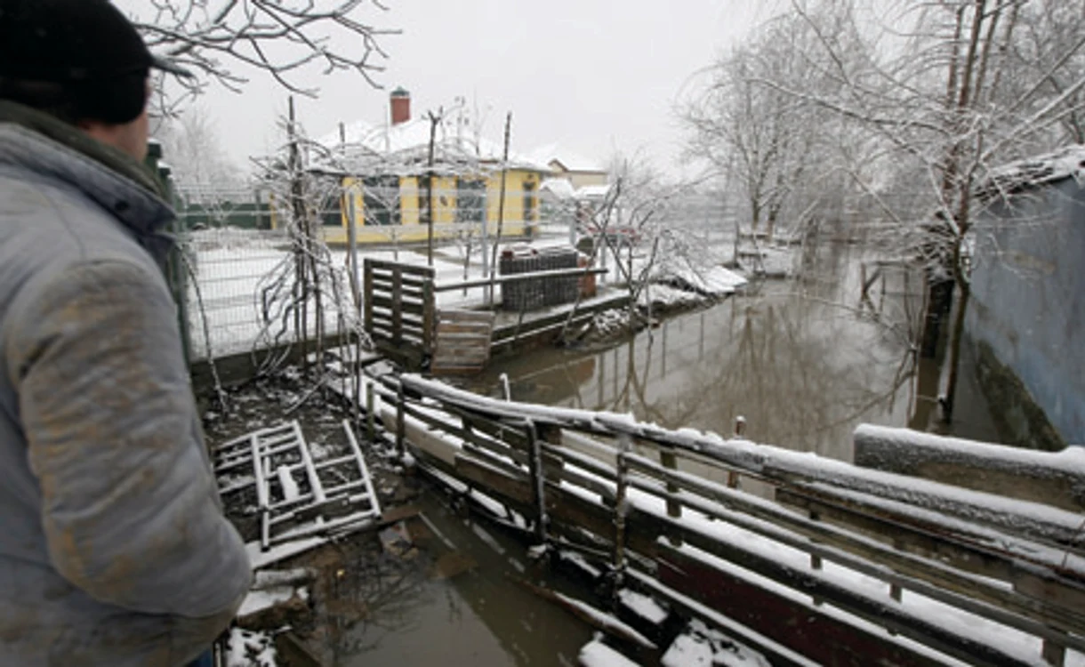 În urma ploilor şi a zăpezii, apa ar putea continua să facă probleme