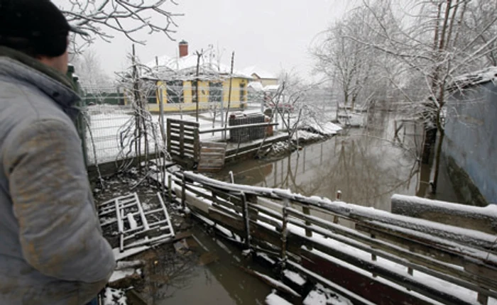 În urma ploilor şi a zăpezii, apa ar putea continua să facă probleme