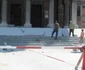 Muncitorii lucreză la montarea noilor trepte din andezit Foto