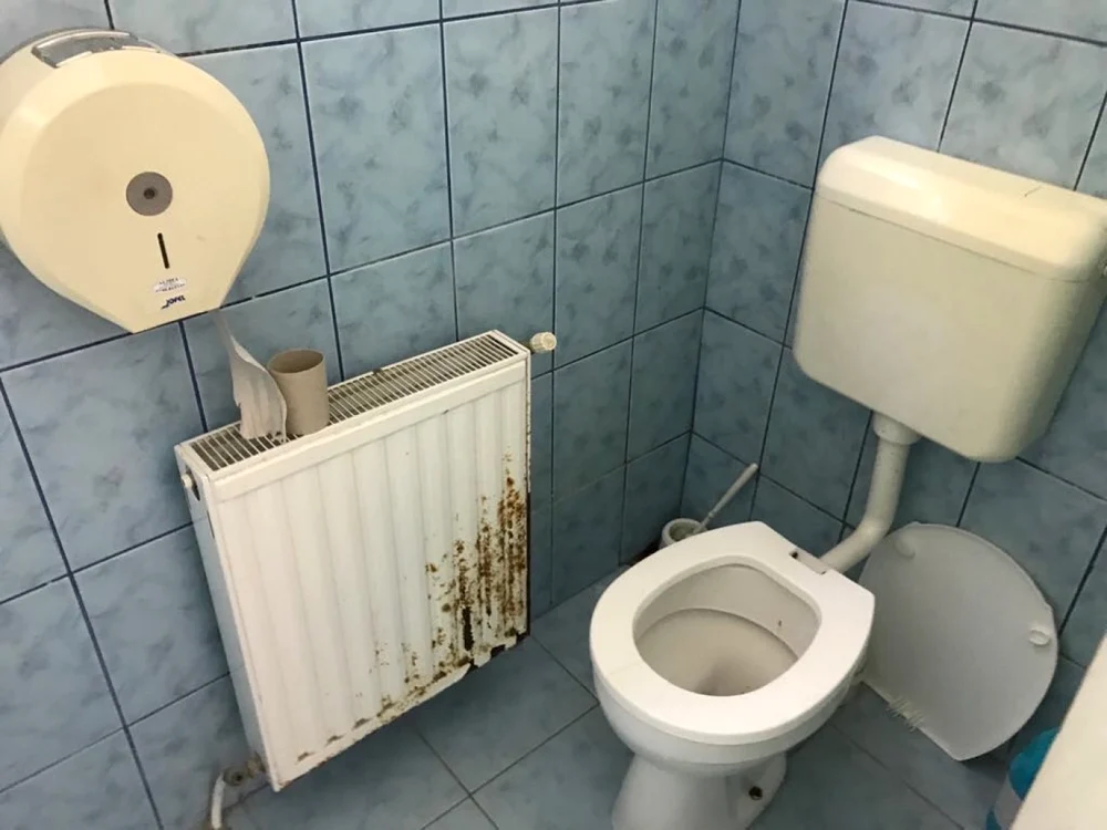 Baia din Inspectoratul Şcolar Maramureş. FOTO: TL Plus Maramureş