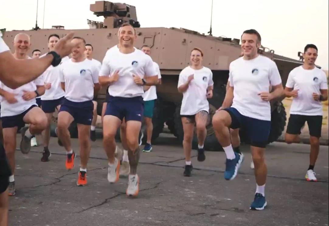 Imagini inedite cu Emmanuel Macron. Președintele și-a sărbătorit ziua de naștere antrenându-se alături de soldați, în Emiratele Arabe Unite