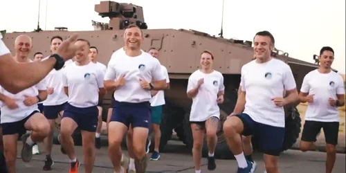 Emmanuel Macron, exercitii alaturi de militari X @emmanuelmacron jpg