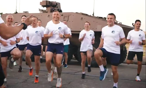 Emmanuel Macron, exercitii alaturi de militari X @emmanuelmacron jpg