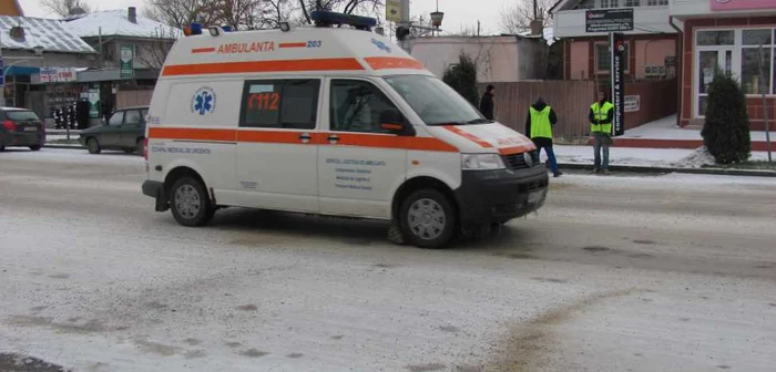 Ambulanta a fost tractată de către pompieri