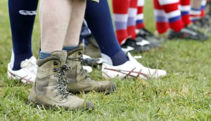 Suporterii scoţieni au jucat un meci de rugby cu neozeelandezii din Colac Bay * Foto: Reuters