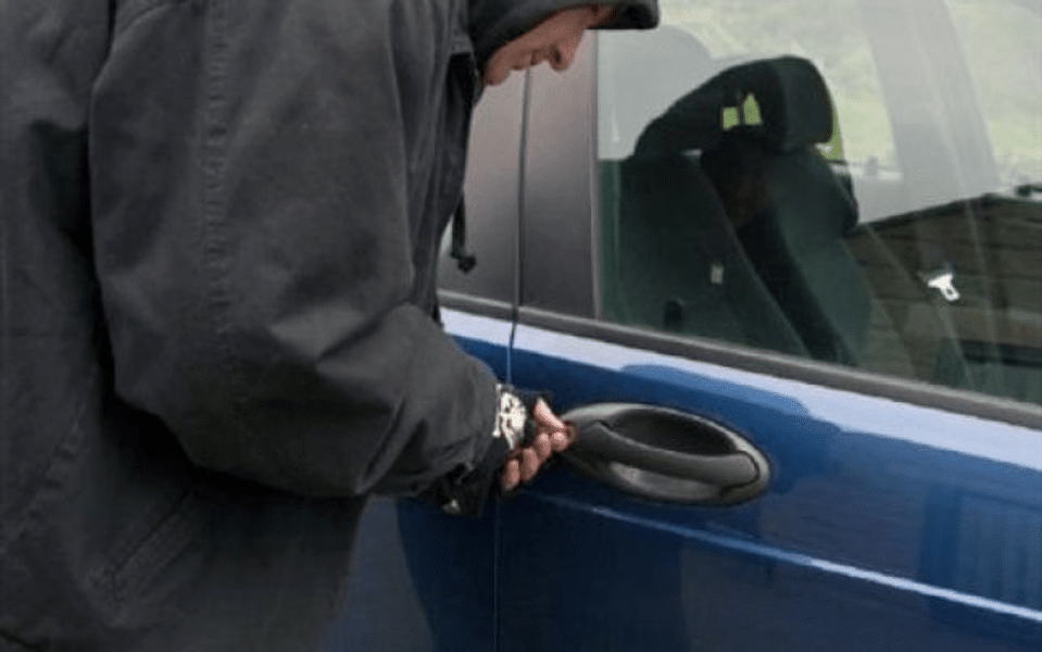 A furat două mașini într-o singură noapte, le-a condus pe străzi și a provocat patru accidente. Ce pedeapsă a primit