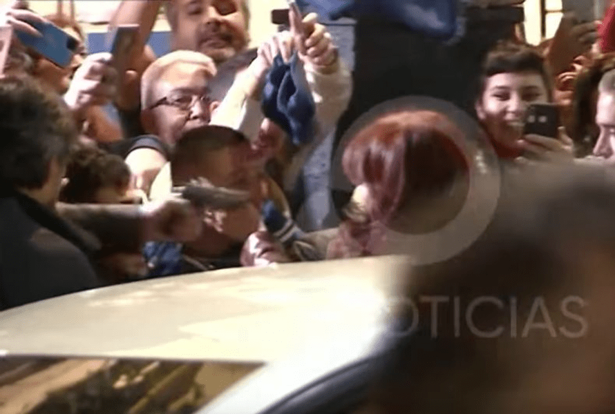 Vicepreședinta Argentinei, la un pas de moarte. Momentul în care un bărbat încearcă să o asasineze VIDEO
