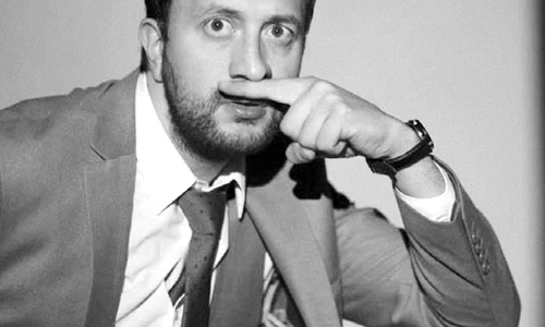 „Teatrul a devenit pentru mine  o formă de activism“ – interviu cu actorul Andrei ŞERBAN jpeg