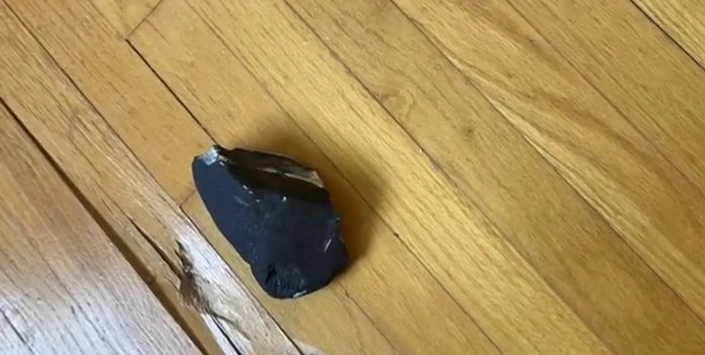  Roca spațială are aproximativ 11 cm și a distrus acoperișul (foto: captură video)