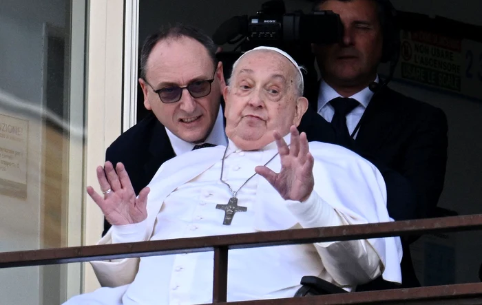 Papa Francisc a salutat mulțimea la spitalul Gemelli, pe 23 martie 2025