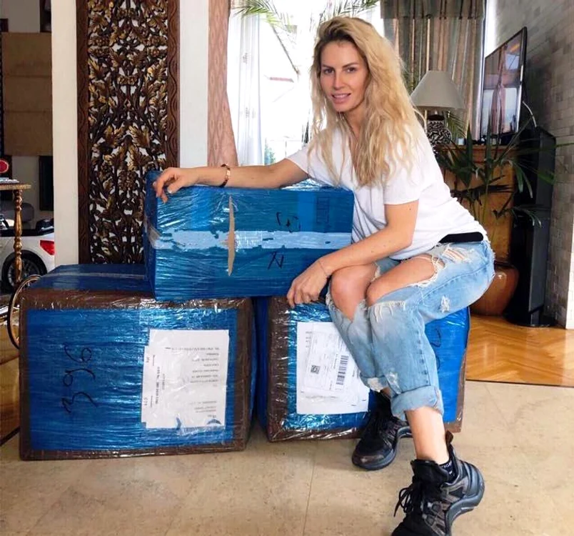Andreea Bănică a trimis colete acasă, ca să nu care cadourile pe drum, cu avionulfoto: arhivă personală