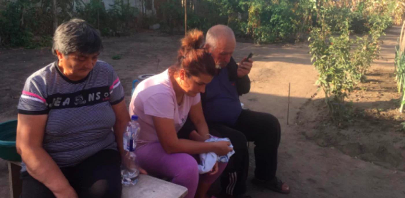 Mama Luizei a refuzat, ieri, să plece însoţită de jandarmi pentru prelevarea de probe biologice FOTO: Ana Popescu