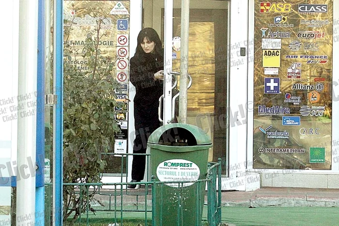 
    Nevasta lui Becali, surprinsă în timp ce  ieşea de la o clinică  medicală din Capitală  