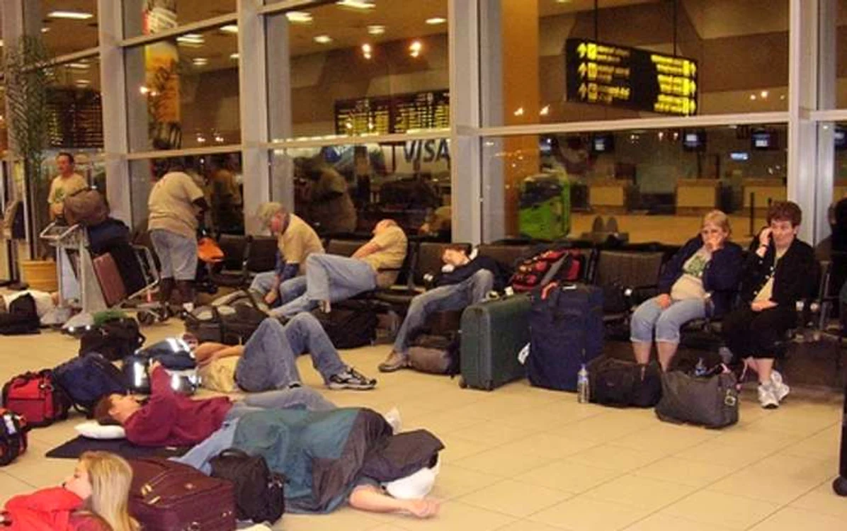 
    Deși ajung să doarmă prin aeroporturi, pasagerii nu le cer despăgubiri companiilor aeriene atunci când anulează sau întârzie zborurile  