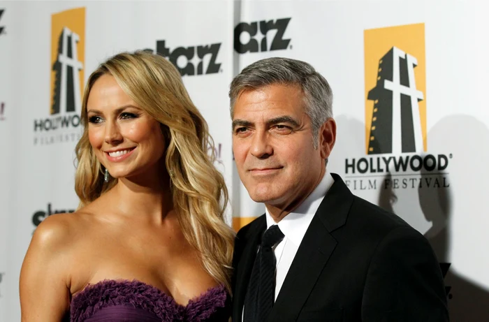 Stacy Keibler şi George Clooney, la gala Hollywood Film Awards