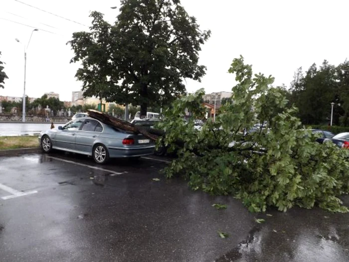 Autoturismul avariat pe Aleea Corneliu Săvoiu din Turnu Severin FOTO Corina Macavei