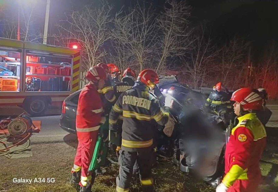 O tânără de 25 de ani a murit și doi bărbați au fost răniți într-un accident produs la Moinești