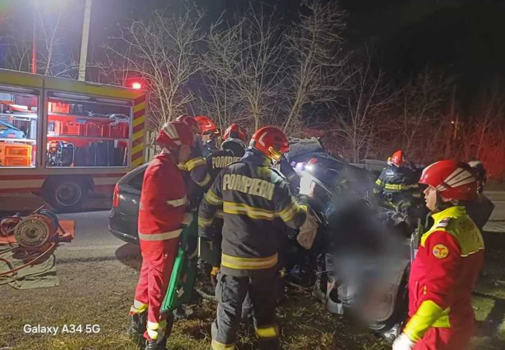 O tânără de 25 de ani a murit și doi bărbați au fost răniți într-un accident produs la Moinești