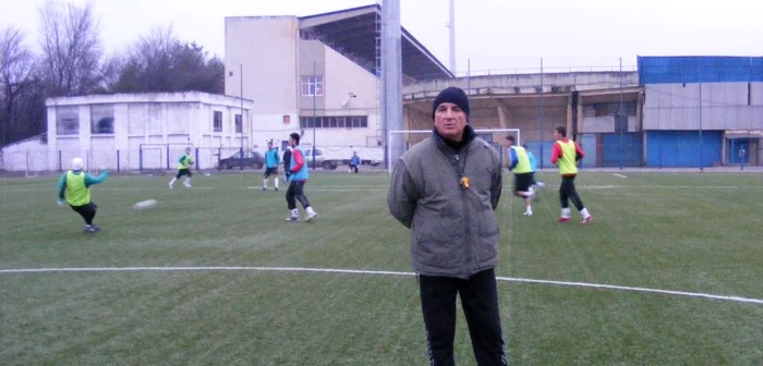 Antrenorul Anton Nicolae în mijlocul elevilor de la Gloria Buzău