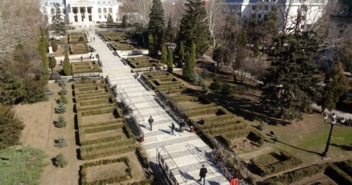 Parcul din faţa Teatrului Naţional Iaşi carear trebui distrus pentru parcare FOTO Curierul de Iaşi