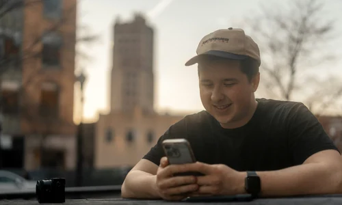 barbat vesel cu telefonul in mana jpg
