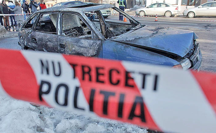 Autoturismul a ars aproape complet până când au venit pompierii