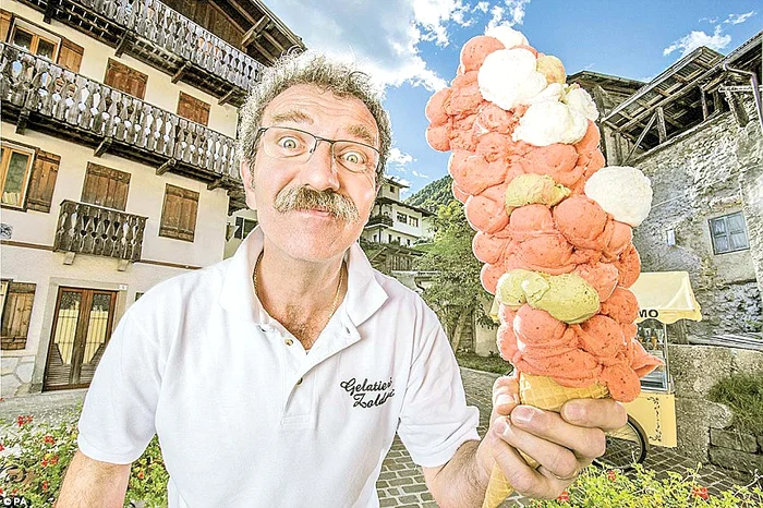 Italianul Dmitri Panciera, de 54 de ani, a făcut îngheţata cu 121 de cupe