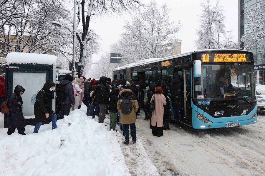 Iarnă extremă: Capitala și jumătate de țară, paralizate de ninsori. Bilanț dramatic - zeci de mașini distruse de copaci și trafic aerian suspendat