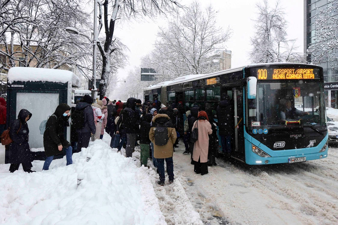 Viscolul și ninsoarea au dat peste cap traficul din București. FOTO: Inquam Photos/Octav Ganea