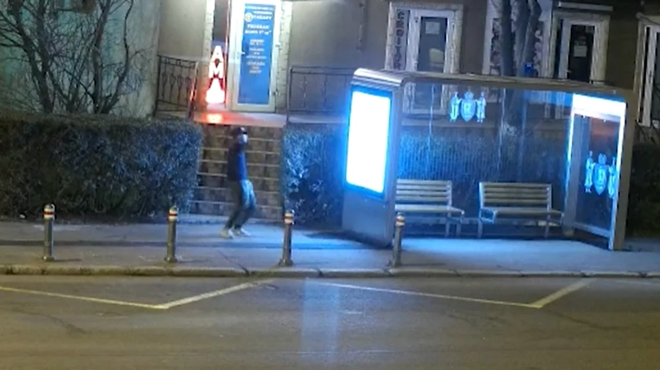 Copilul a fost filmat în timp ce distrugea stația de autobuz - captură video